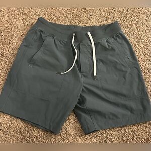 Vuori men’s large charcoal gray shorts
